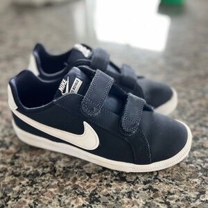Nike Court Royale size 2Y